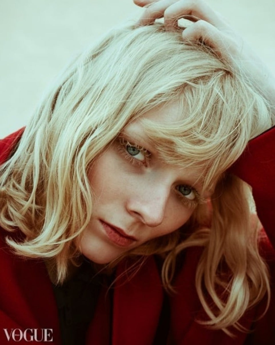 Ritratto modella bionda cappotto rosso Vogue